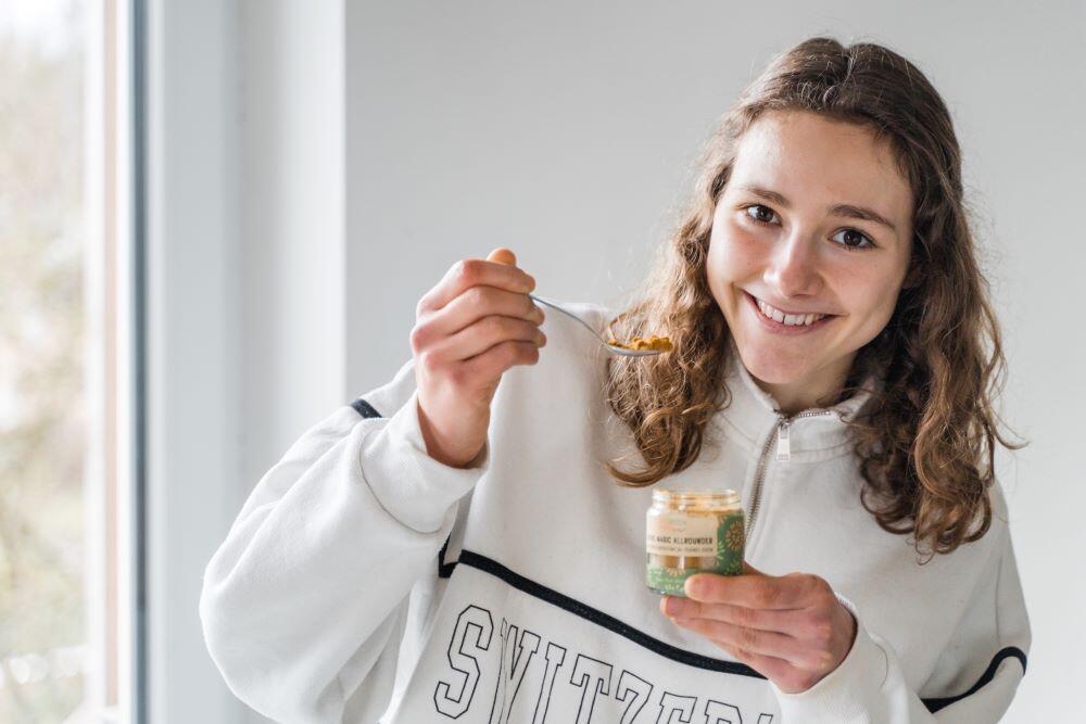 Maya Leinenbach Köchin mit Gewürz in der Hand