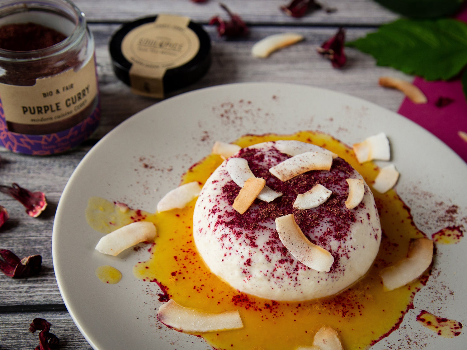 Kokosmilch-Panna Cotta mit Purple Curry und Orangensoße
