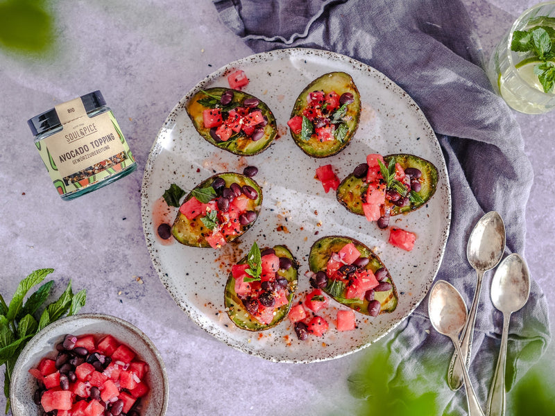 Gegrillte Avocado mit frischer Melonen-Salsa & Avocado Topping
