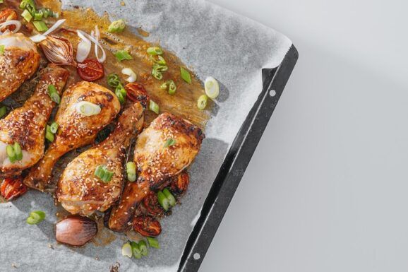 Hähnchenschenkel bereit zum Würzen