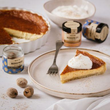 Die frisch geriebene Muskatnuss verleiht dieser cremigen Tarte eine ganz besondere, fast schon floral würzige Note und harmoniert perfekt mit der feinen Süße des Ahornsirups.