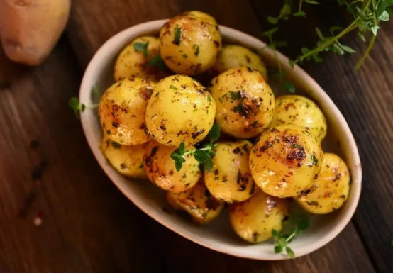 Kartoffeln zum Würzen in einer Schale.