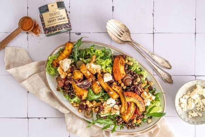 Herbstlicher Linsen-Kürbis-Salat mit Feta, Trauben und Smoky Umami