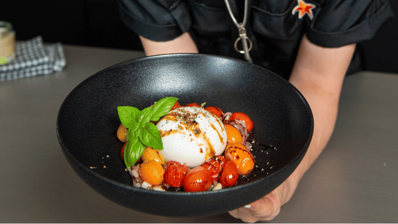Gebackene Tomaten mit Burrata und Basilikum