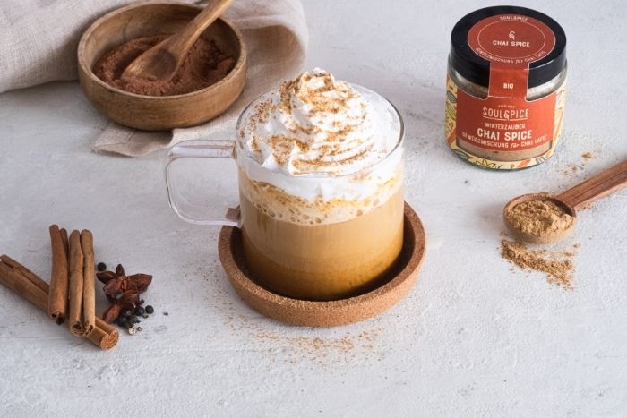 Veganer Pumpkin Chai Latte mit Chai Tee Gewürz