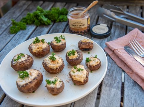 Gefüllte Champignons vom Grill – einfaches vegetarisches BBQ-Rezept