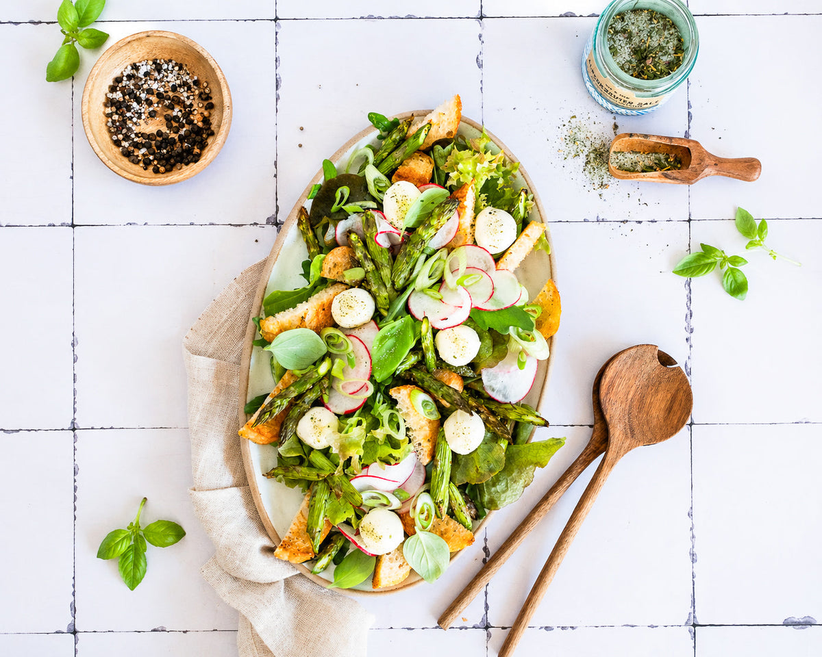 Knuspriger Spargelsalat mit Ciabatta und Mozzarella
