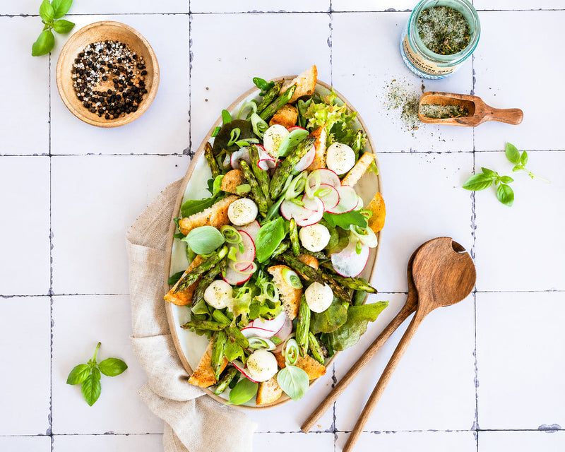 Knuspriger Spargelsalat mit Ciabatta und Mozzarella