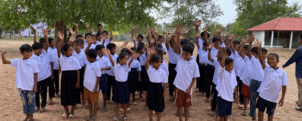 Kinder von lokaler kambodschanischer Schule von La Plantation