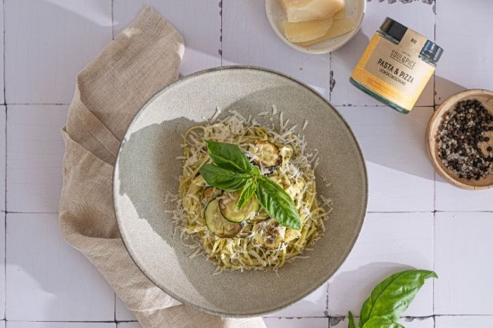 Cremige Zucchini-Zitronen-Pasta mit Parmesan