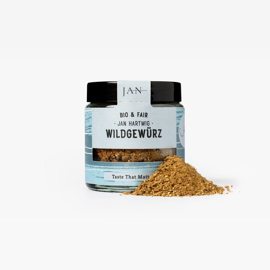 Wildgewürz Jan Hartwig mit Gewürzhaufen