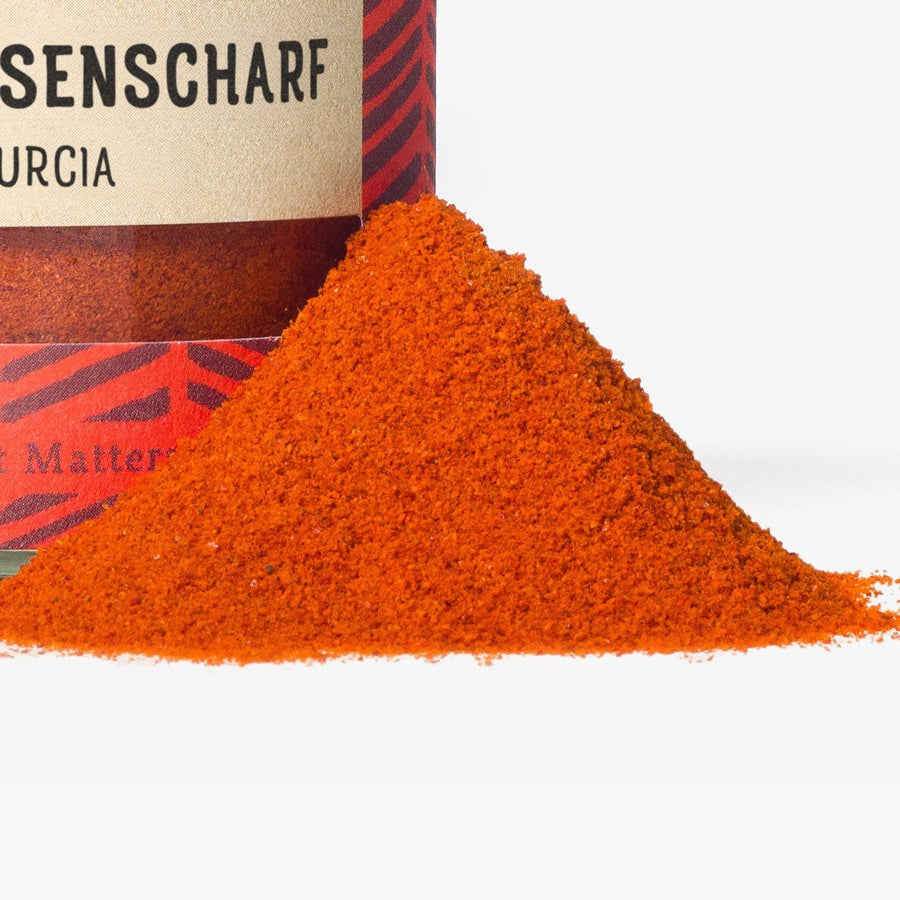 Paprika rosenscharf Murcia mit Gewürzhaufen Nahaufnahme