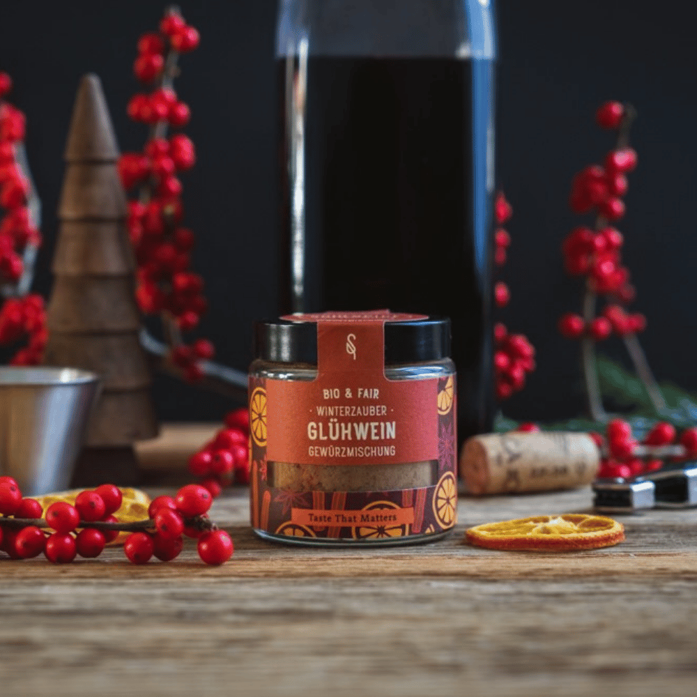 Glühwein Gewürz mit weihnachtlicher Deko