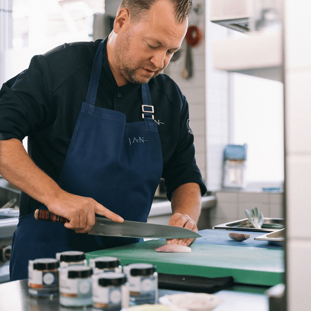 Jan Hartwig am Kochen