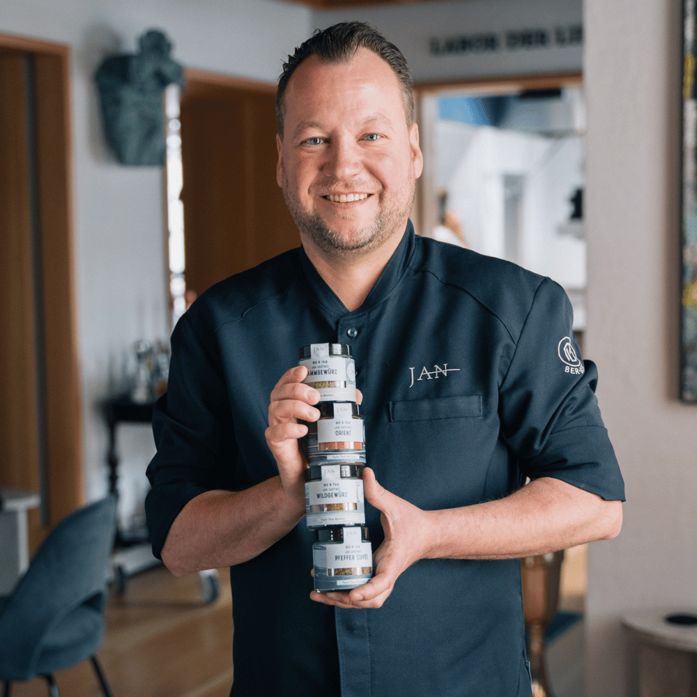 Jan Hartwig mit Gewürzen
