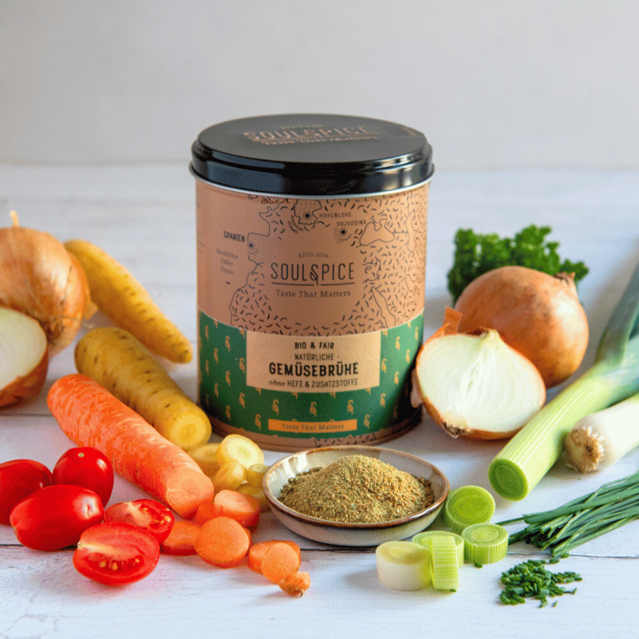 Gemüsebrühe mit geschnittenem Gemüse