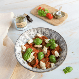 Tomaten Mozzarella Salat mit Alpenkräutersalz