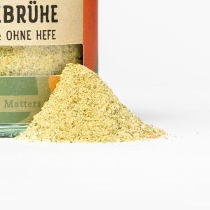 Gemüsebrühe mit Gewürzhaufen in Nahaufnahme