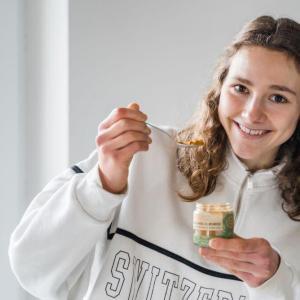 Maya Leinenbach Köchin mit Gewürz in der Hand