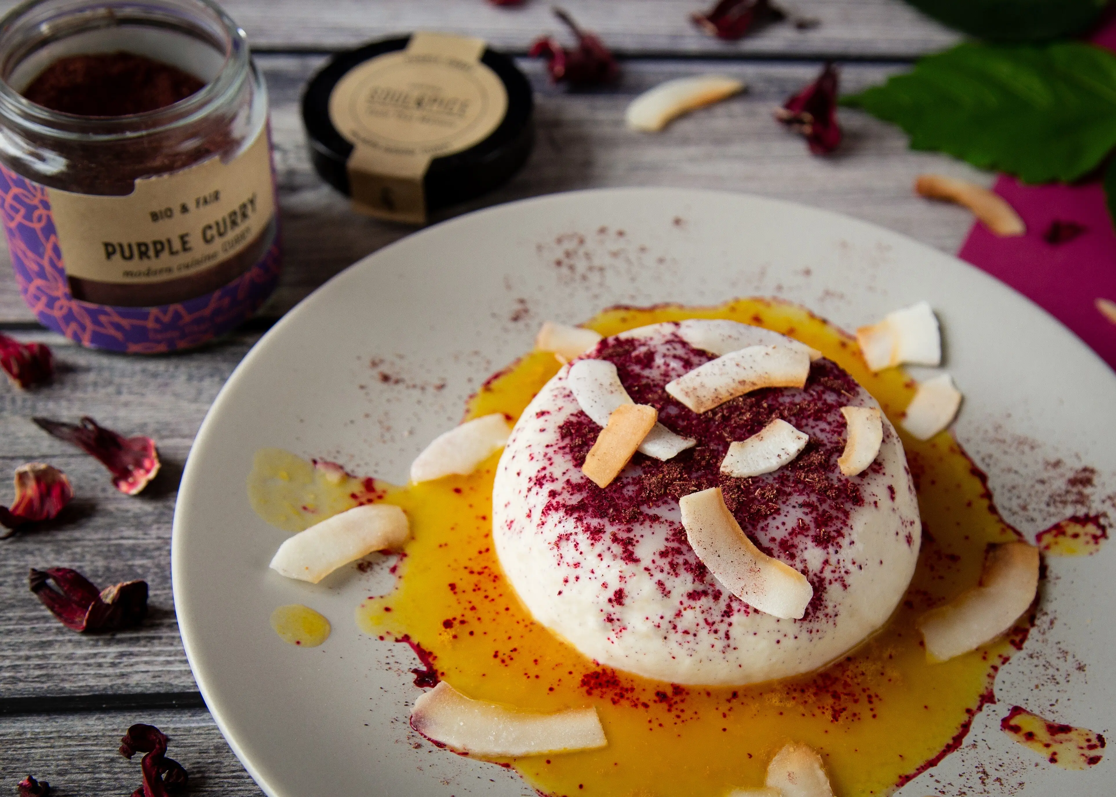 Kokosmilch-Panna Cotta mit Purple Curry und Orangensoße - SoulSpice