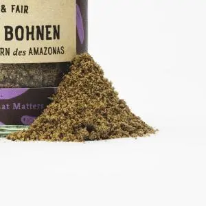 Nahaufnahme Tonkabohnen gemahlen