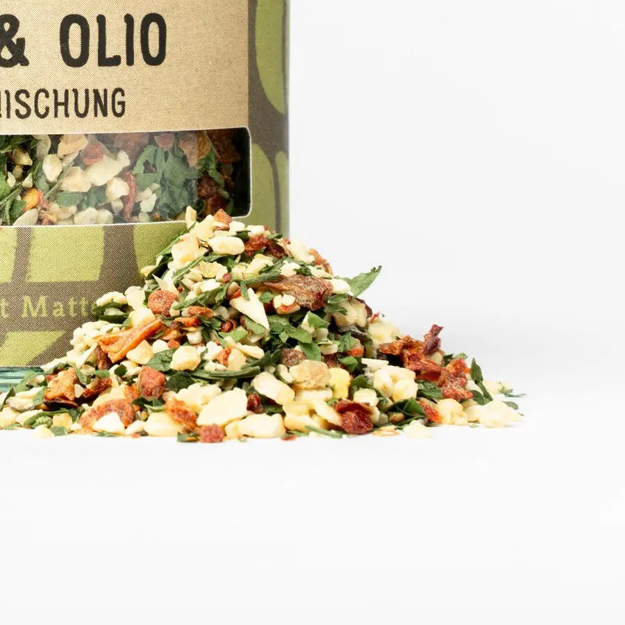 Aglio Olio Gewürz mit Gewürzhaufen Nahaufnahme