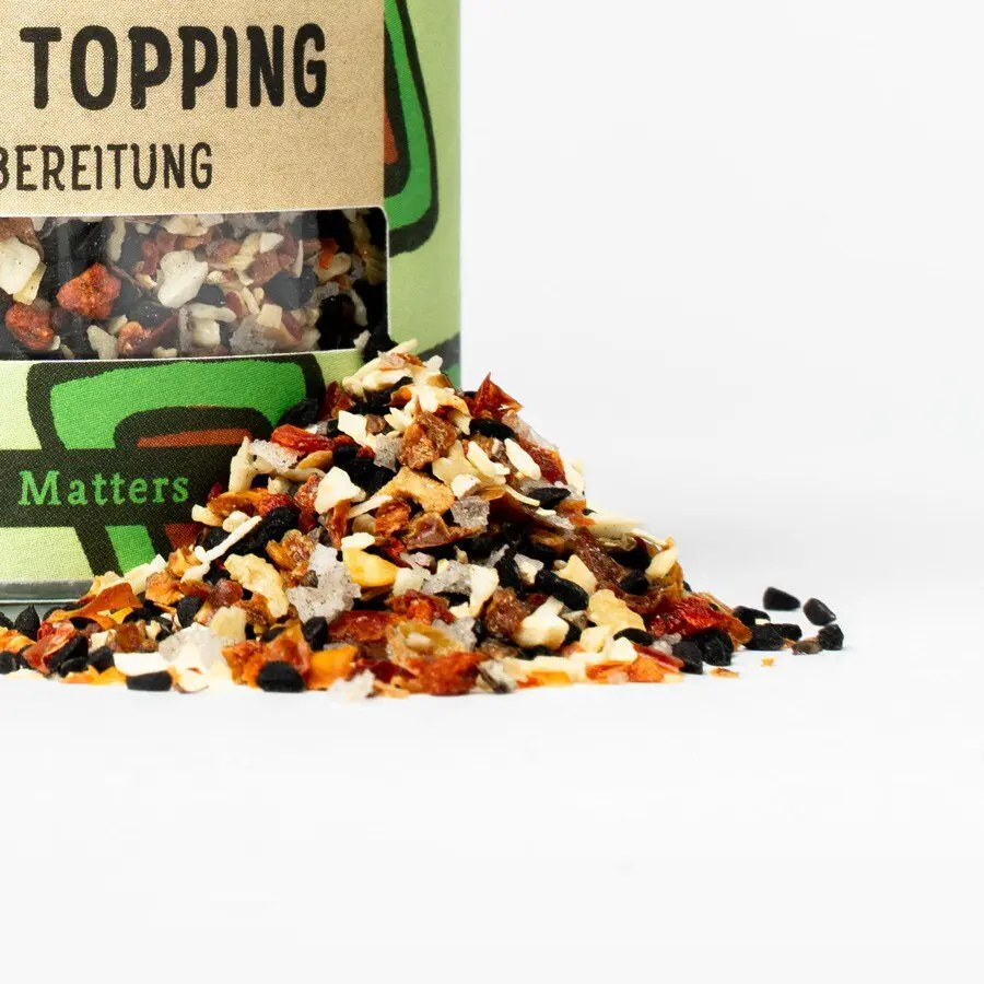 Avocado Topping mit Gewürzhaufen Nahaufnahme