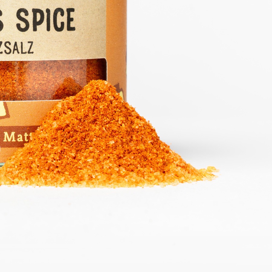 Pommes Spice Pommes Spice Nahaufnahme mit Gewürzhaufen