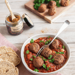 Meatballs in Tomatensauce mit Meatball Spice, Meatballs, Brot und Petersilie