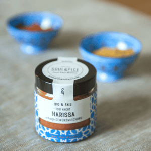 Harissa mit Gewürzschalen