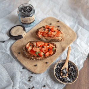 Fermentierter Kampot Pfeffer auf Bruschetta