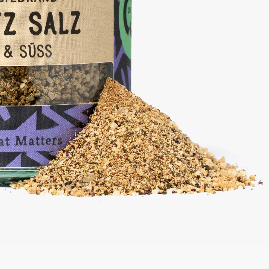 Lakritz Salz mit Gewürzhaufen Nahaufnahme