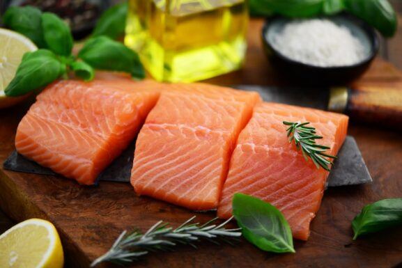Frischer Lachs bereit zum Würzen Frischer Lachs bereit zum Würzen