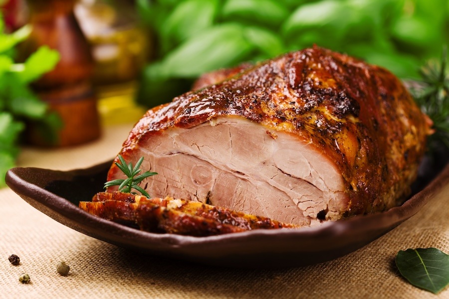 Schweinebraten lecker gewürzt und bereit zum verzehr.