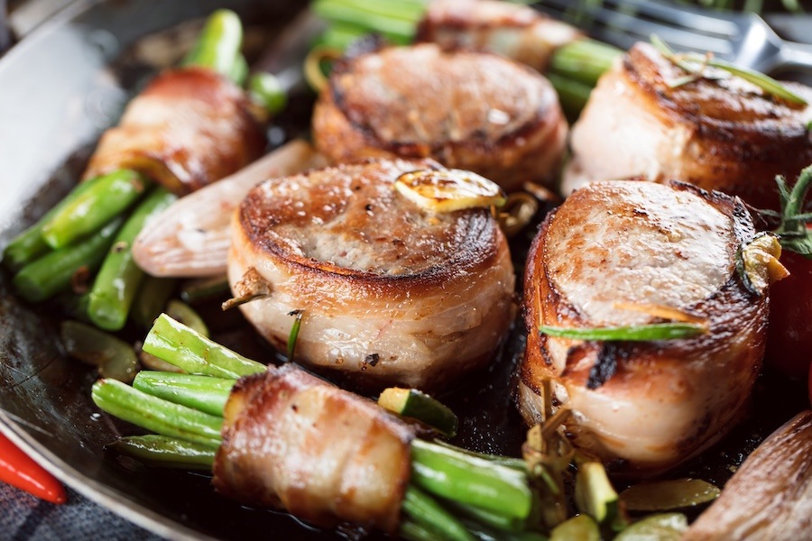 Schweinefilet im speckmantel bereit zum würzen