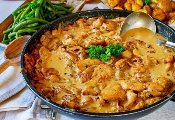 Leckere Pfanne mit gewürztem Geschnetzelten.